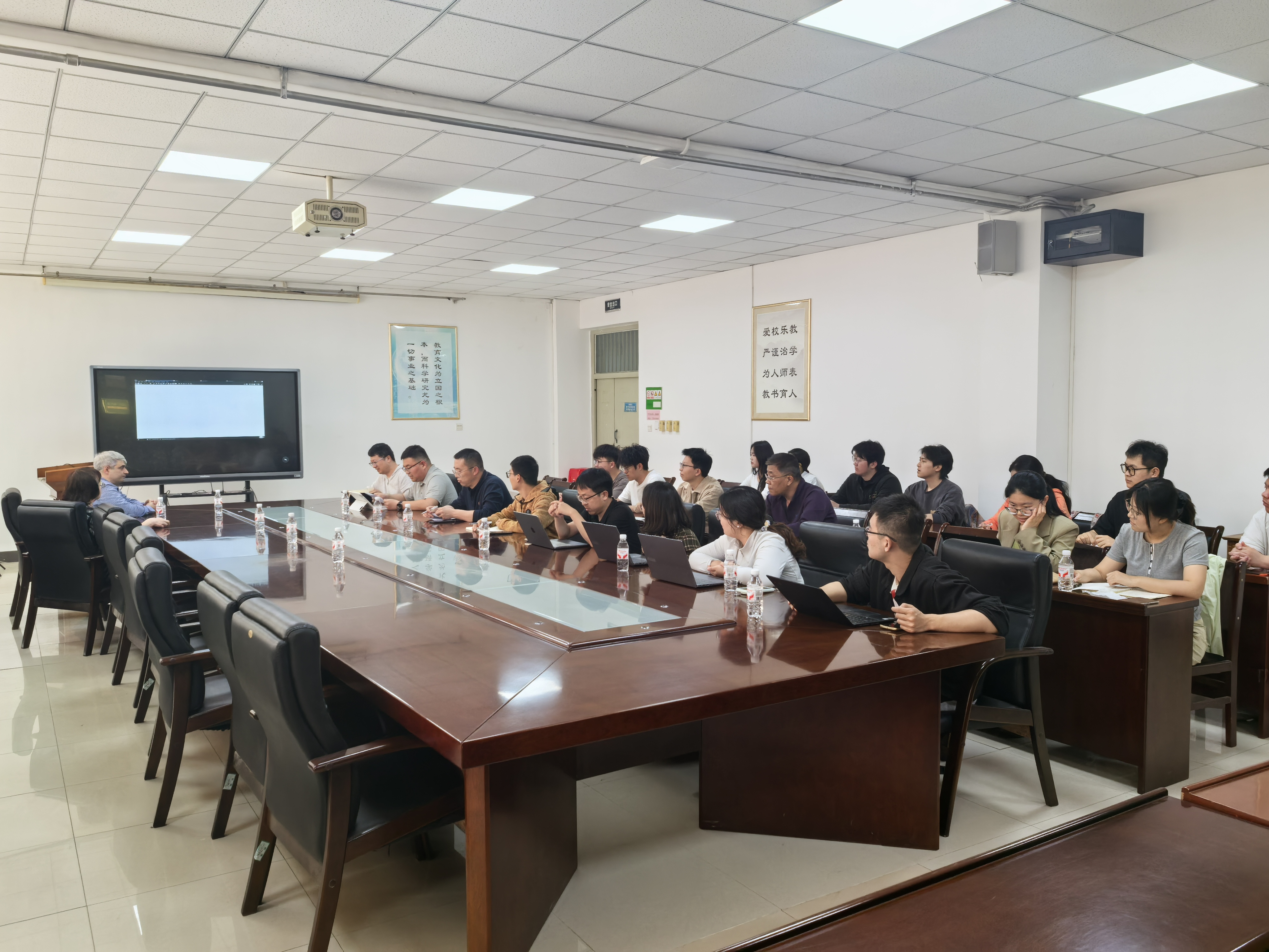 俄罗斯院士团队到访我院开展学术交流2.jpg