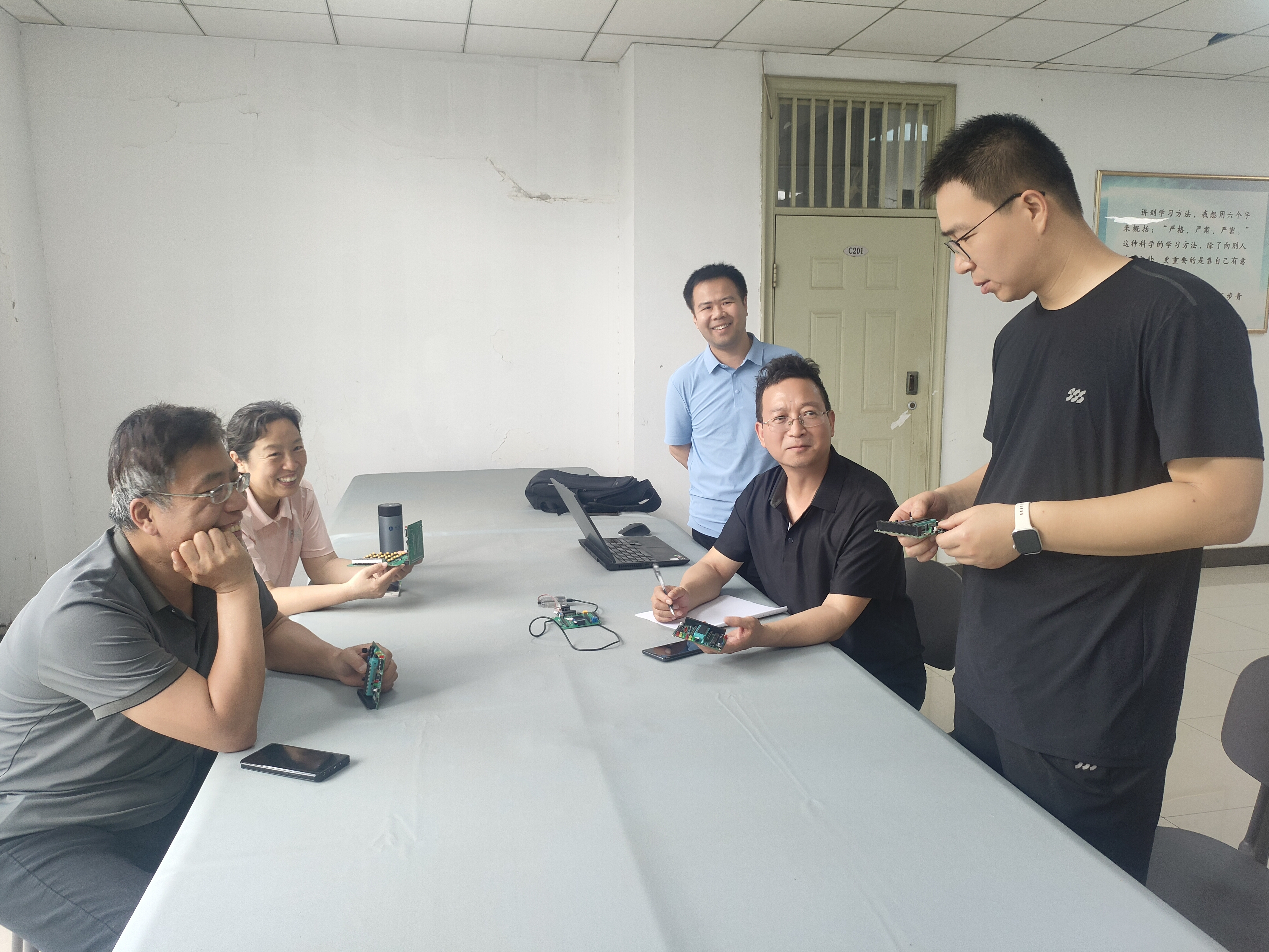 2026年5月21日，单片机课题组开展主题教研讨论活动，讨论如何利用好开学大礼包，调整实验环节，提升学生动手能力，增强工程实践能力。.jpg